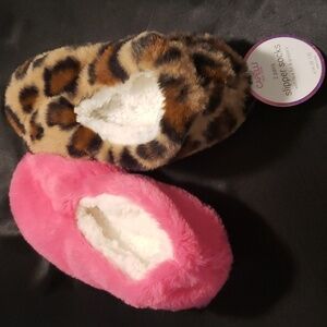 Capelli New York 2 pairs slipper socks with faux fur and grippers